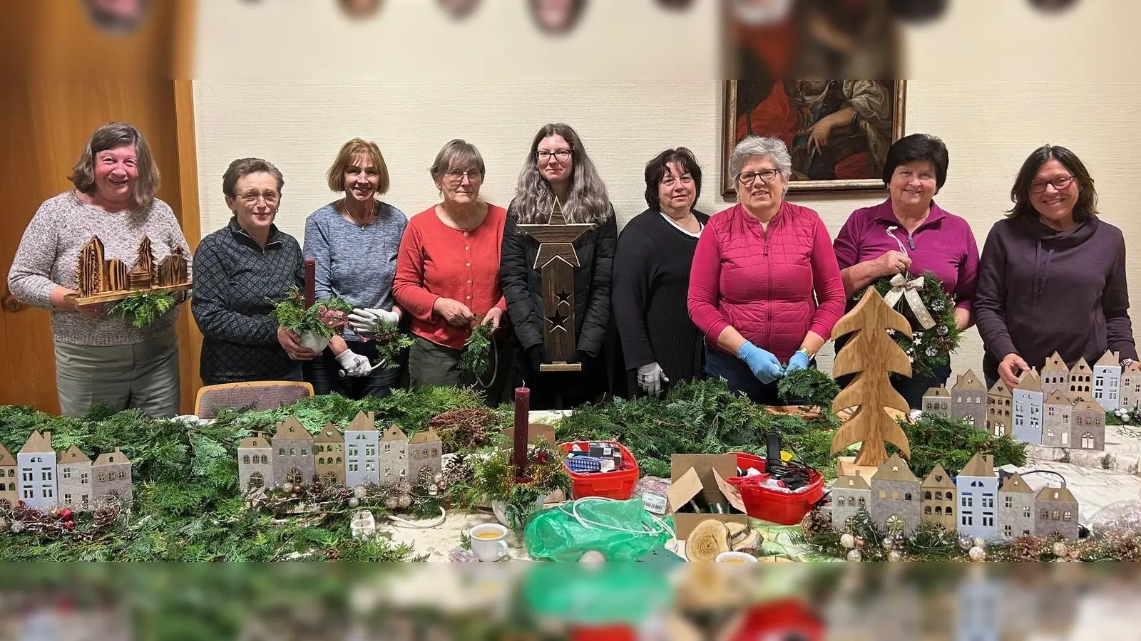 Alle Hände voll zu tun haben die Damen des KAB-Ortsverbandes bei den Bastelabenden für den traditionellen Advents- und Weihnachtsbasar im Herz-Jesu-Pfarrsaal. (Bild: Roman Melzner)