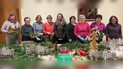 Alle Hände voll zu tun haben die Damen des KAB-Ortsverbandes bei den Bastelabenden für den traditionellen Advents- und Weihnachtsbasar im Herz-Jesu-Pfarrsaal. (Bild: Roman Melzner)
