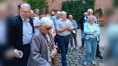 Viel Wissenswertes erfuhr die Besuchergruppe bei einer Führung durch die Kaiserburg.  (Bild: Martha Grasser)