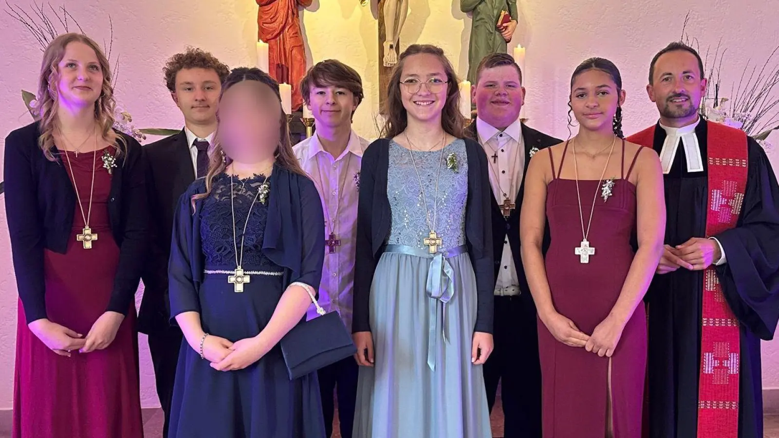 Sieben Konfirmanden feierten in Hirschau ihre Konfirmation mit Pfarrer Stefan Fischer (rechts) (Bild: Heidi Kurz)