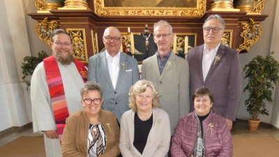 Sitzend von links: Irmgard Rupprecht, Andrea Richter, Marga Knarr, stehend : Diakon Bernd Deyerl, Gerhard Rösch, Robert Duschner und Armin Blendinger. (Bild: Heidi Kurz)