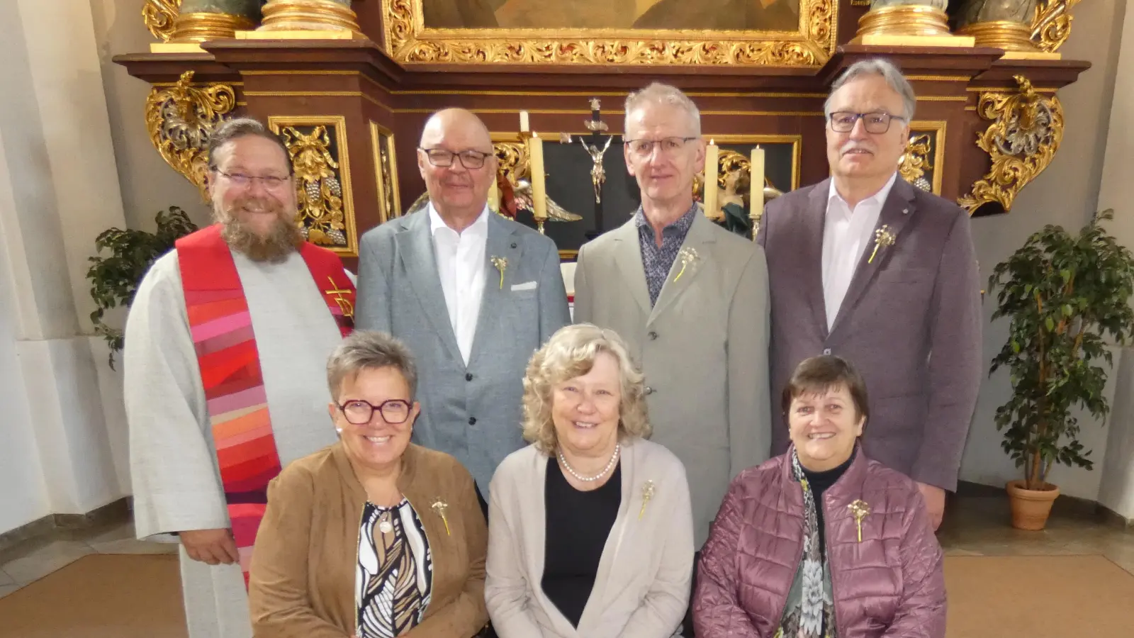 Sitzend von links: Irmgard Rupprecht, Andrea Richter, Marga Knarr, stehend : Diakon Bernd Deyerl, Gerhard Rösch, Robert Duschner und Armin Blendinger. (Bild: Heidi Kurz)