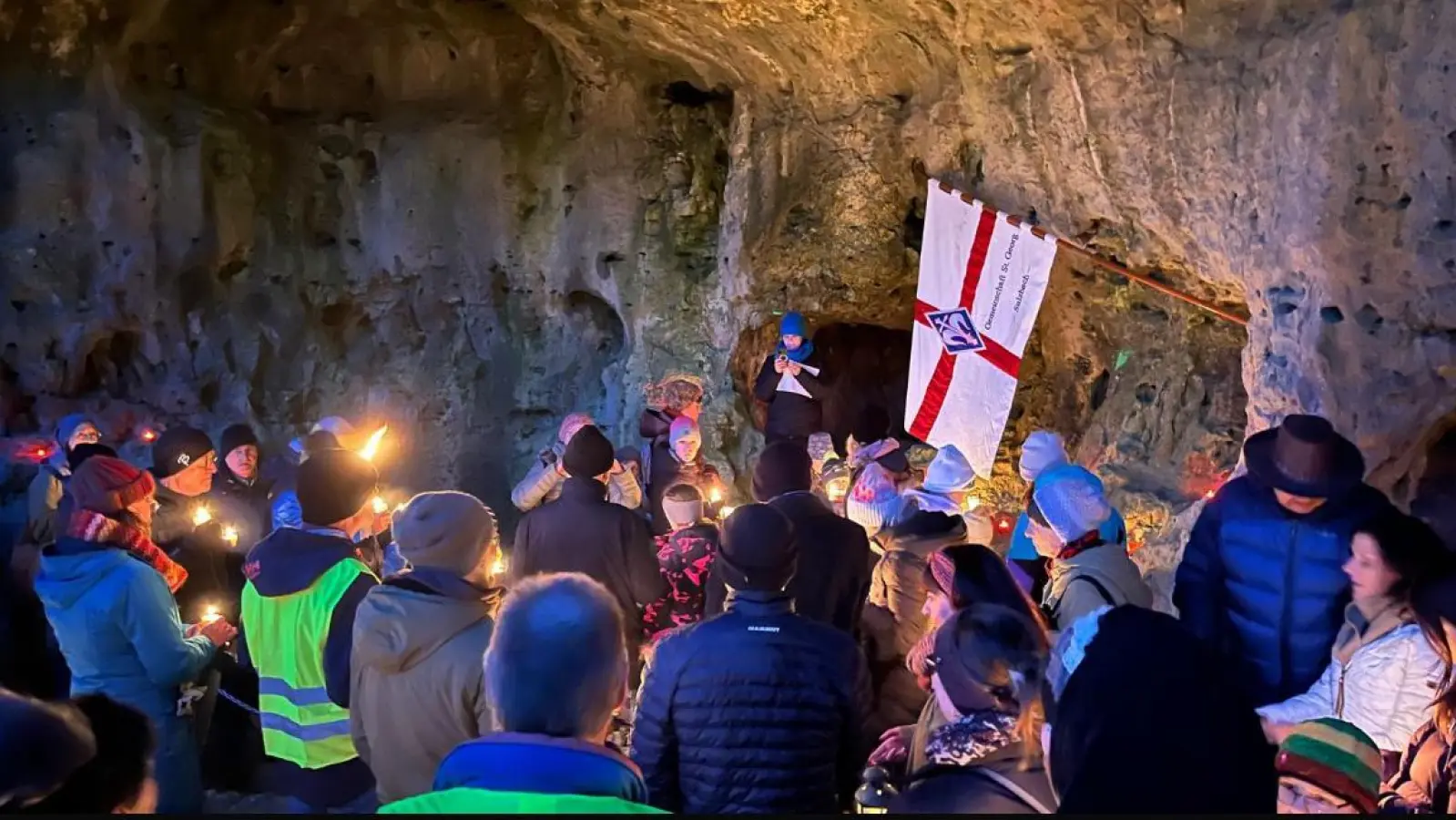 An der Osterhöhle kamen die GSGler zu ihrer traditionellen Waldweihnacht zusammen. (Bild: Thomas Zellerer)