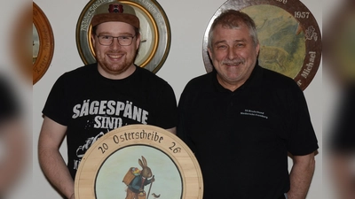 Schützenmeister Werner Grünthaler mit dem Gewinner der Osterscheibe Johannes Kolb (Bild: Erwin Kolb)