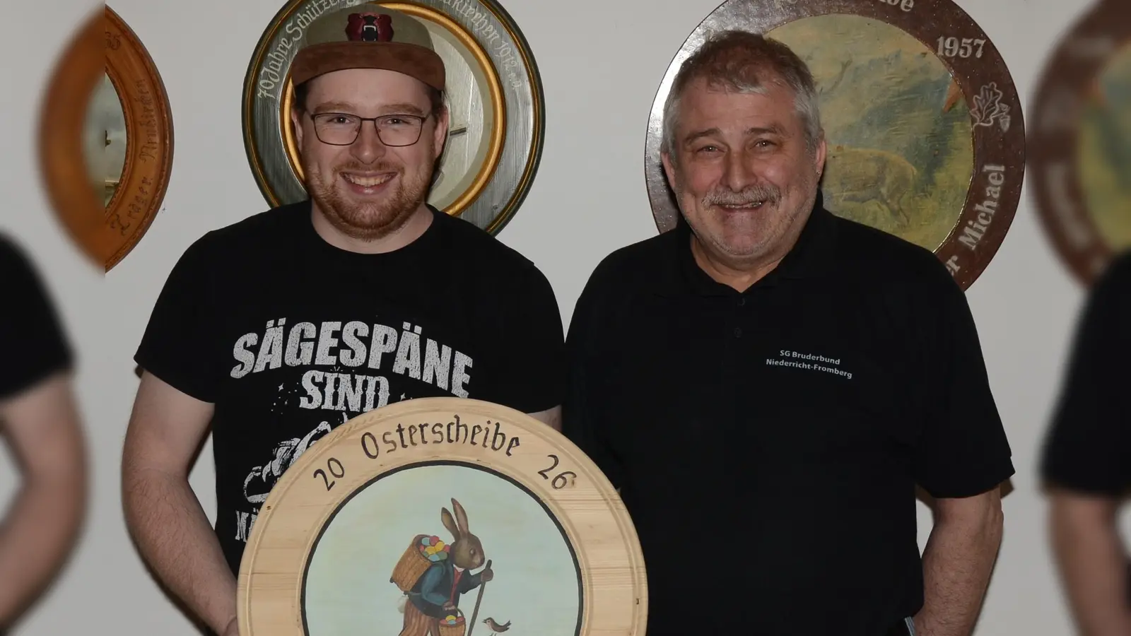 Schützenmeister Werner Grünthaler mit dem Gewinner der Osterscheibe Johannes Kolb (Bild: Erwin Kolb)