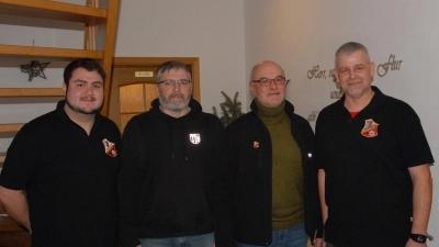 Den neuen Ehrenvorsitzenden Theo Fochtner (Mitte rechts) und dem neuem Ehrenmitglied Christian Dietrich (Mitte links) wurde durch die Vorstandschaft vertreten durch den 1. Vorsitzenden Dominik Wondrak (rechts) und seinen Stellvertreter Fabian Simon) links gratuliert. (Bild: Josef Popp)