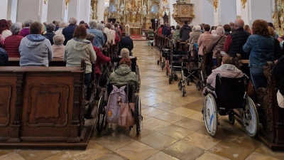 Der gemeinsame Gottesdienst mit Pfarrer Alfons Forster und die beeindruckende Rokoko-Kirche waren ein erster Höhepunkt der Sonnenfahrt 2026. (Bild: Marion Mayer)