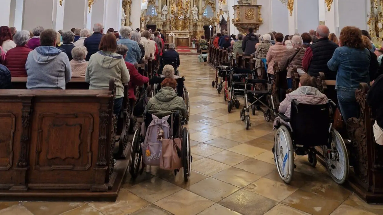 Der gemeinsame Gottesdienst mit Pfarrer Alfons Forster und die beeindruckende Rokoko-Kirche waren ein erster Höhepunkt der Sonnenfahrt 2026. (Bild: Marion Mayer)