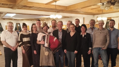 Zusammen mit dem Gstanzlsänger Lucky aus Kohlberg (fünfter von links) und Bürgermeister Hermann Böhm (siebter von links) traf man sich nach dem gelungen Fischessen zu Gruppenbild im Altmannshofer Kopfsaal. (Bild: Sarah Dehling)
