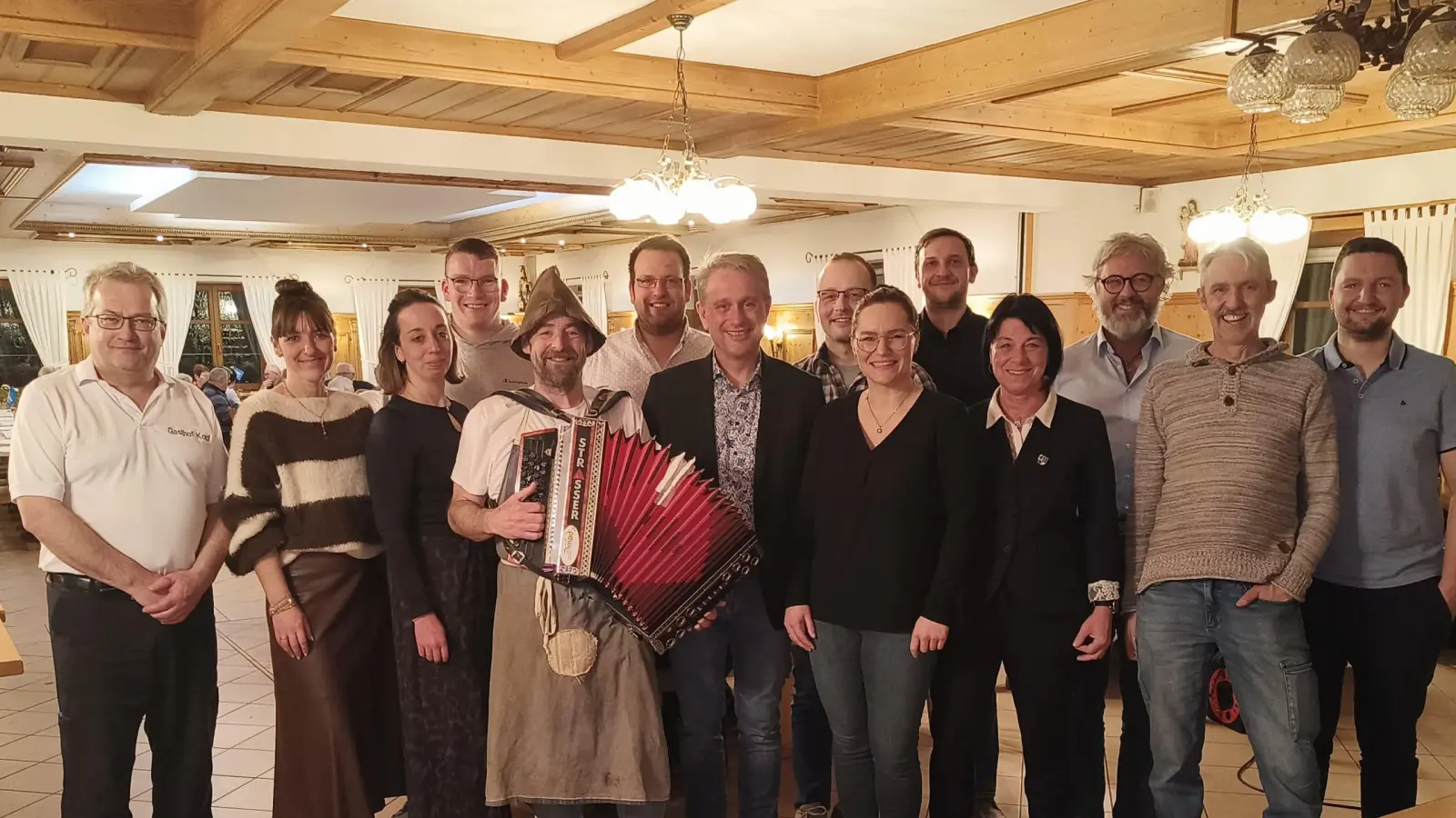 Zusammen mit dem Gstanzlsänger Lucky aus Kohlberg (fünfter von links) und Bürgermeister Hermann Böhm (siebter von links) traf man sich nach dem gelungen Fischessen zu Gruppenbild im Altmannshofer Kopfsaal. (Bild: Sarah Dehling)