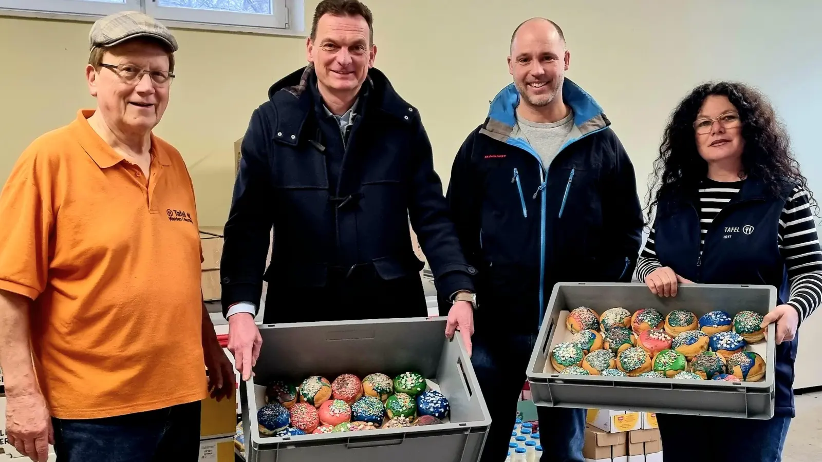 Bürgermeister Ernst Schicketanz und Gemeinderat Jens Simon übergaben an Vorsitzenden Rainer Sindersberger und Geschäftsführerin Diana Herrmann von der Tafel Weiden bunte 240 Krapfen. (Bild: Jens Simon)