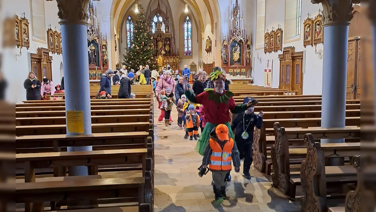 Zum Abschluss des Krabbelgottesdienstes tanzte man eine Polonäse hinaus auf den Kirchenvorplatz. (Bild: Lisamarie Schmidl)