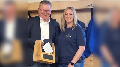 Vorsitzende Corinna Eisner verabschiedet Oberbürgermeister Michael Cerny. (Bild: Heidi Schuster)