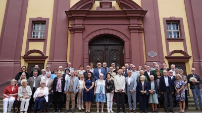 Die Jubelkonfirmandinnen und -konfirmanden beim Gruppenfoto mit Pfarrerin Julia Maser und Pfarrer Dr. David Scherf (Bild: Anke Hog)