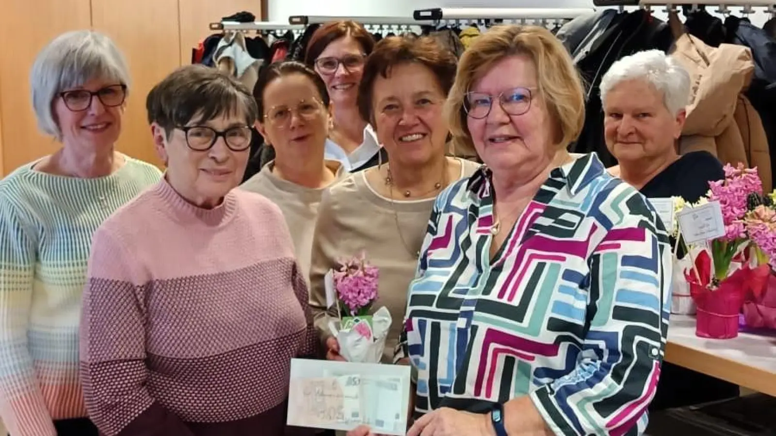 Seit Jahrzehnten kann sich die Katholische Kirche über eine jährliche Spende der Frauen-Union für den Blumenschmuck der Kirche freuen. Renate Müller nahm mit ihrer Vorstandschaft den Valentinskaffee zum Anlass einen Spende aus dem Verkauf der Kräutersträuße 2025, an Lina Eggmeier zu übergeben. (Bild: Kathrin Müller)