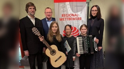 Im Bild die erfolgreichen Teilnehmerinnen unserer Musikschulen: (vorne von links) Sandra Zaus, Kangni Ding und Katharina Stock, (hinten von links) Robert Hösl (Lehrkraft für Gitarre), Thomas Bartmann (Musikschulleiter) und Viktoria Obermaier (Lehrkraft für Akkordeon und Klavier). (Bild: Thomas Bartmann)