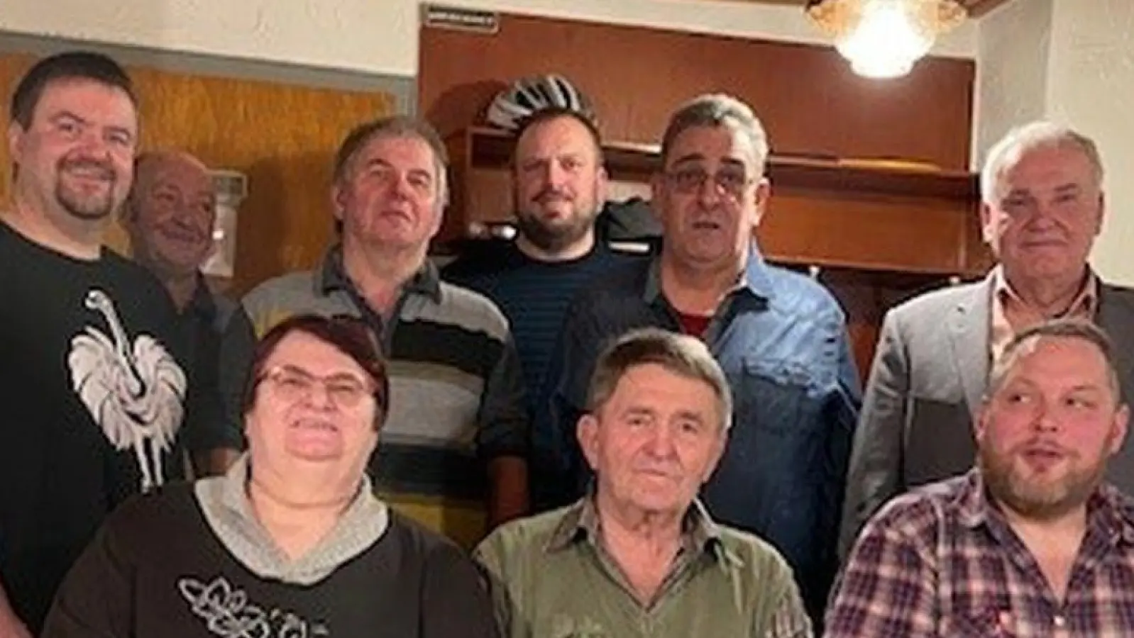 Die Vorstandsriege der Kulmainer Jagdgenossen, die Jäger und Bürgermeister Günter Kopp (hinten rechts) blickten auf ein ruhiges Jagdjahr zurück.  (Bild: Gemeinde Kulmain/exb)