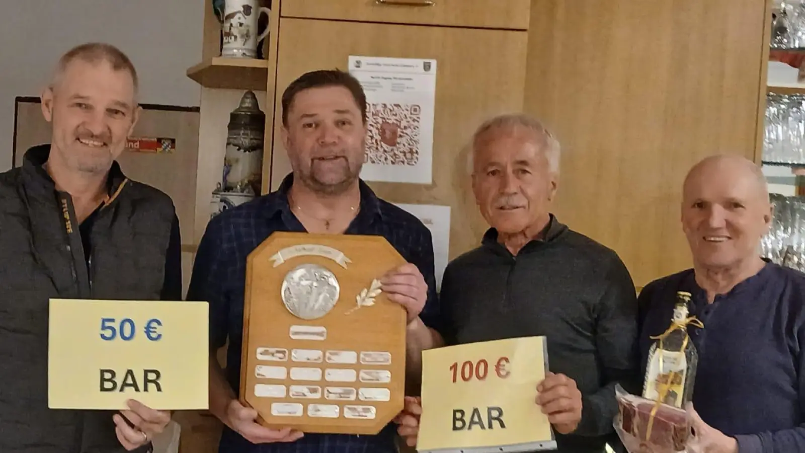 Das Bild zeigt den 1. Vorstand des TSV Gmünd (Markus Schatz) mit der Schaftkopf-Trophäe sowie die drei Erstplatzierten des Trophäen-Preisschafkopfs 2025: <br>1. Sieger: Renner Hans, 2.v.r.; 2. Sieger: Schedl Klaus, 4. v.r.; 3. Sieger: Mandl Richard, 1. v.r. (Bild: Waltraud Kopp)