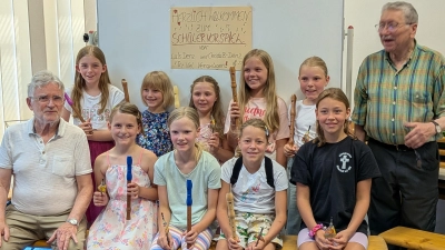 Pfiffig musizieren die jungen Interpreten beim Vorspielnachmittag der Blockflöten- und Klavierklasse von Chordirektor Luis Denz (links sitzend) im Neustädter Musikschulgebäude. Schulleiter Karl Wildenauer (rechts) ist begeistert. (Bild: Karl Wildenauer)