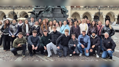 31 Schüler der 13. Klassen der Fachoberschule Amberg lernten Auschwitz und Krakau vor geschichtlichen aktuellem Hintergrund kennen. (Bild: Georg Hirmer)