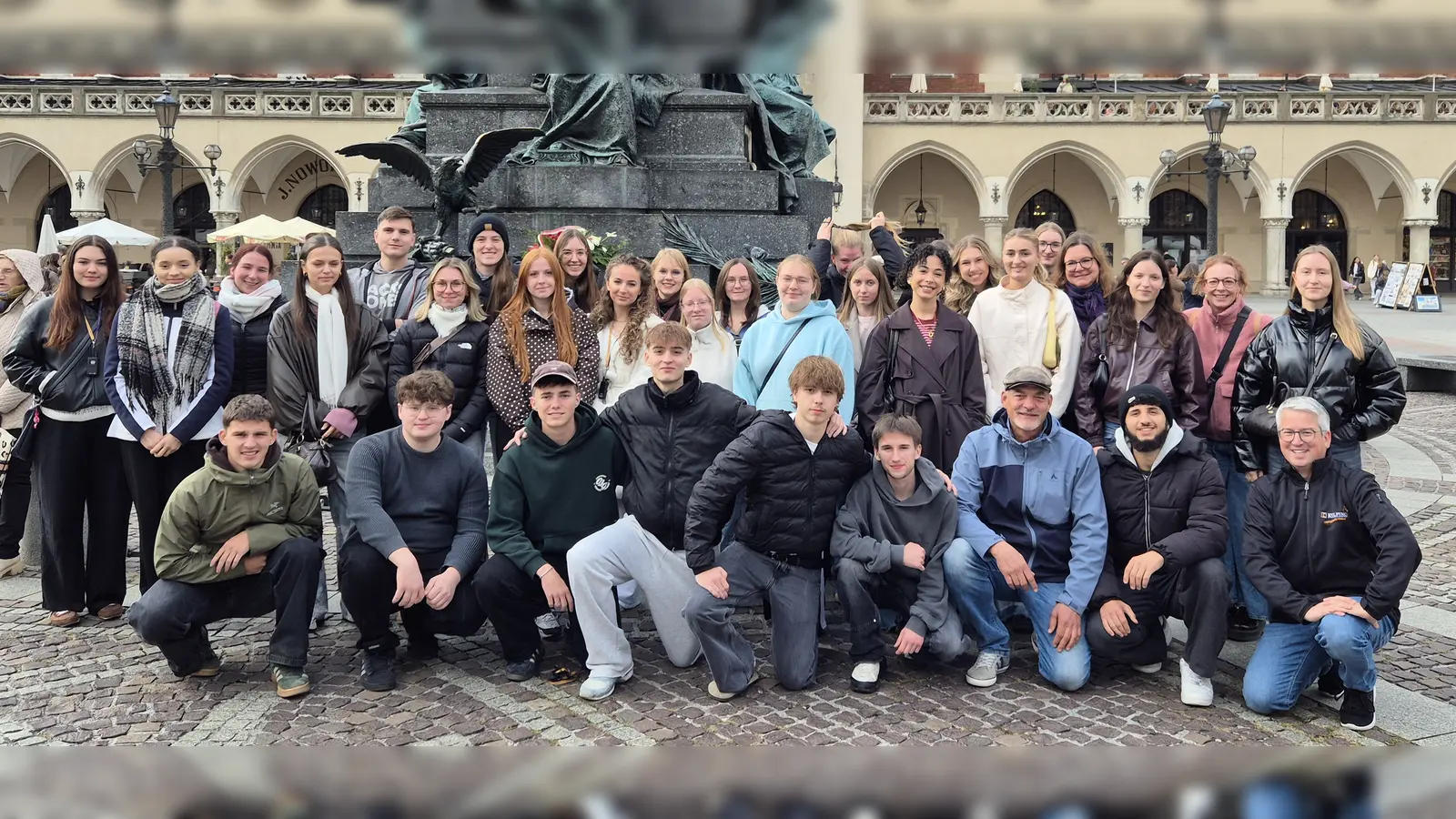 31 Schüler der 13. Klassen der Fachoberschule Amberg lernten Auschwitz und Krakau vor geschichtlichen aktuellem Hintergrund kennen. (Bild: Georg Hirmer)