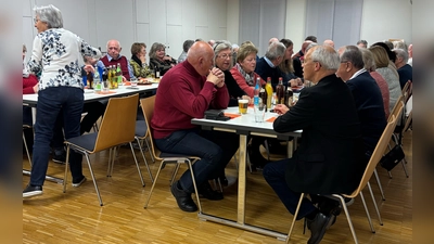 Anfragen gab es keine bei der Pfarrversammlung, aber angeregte Gespräche an den Tischen zu den Impulsen. (Bild: Martina Messer)