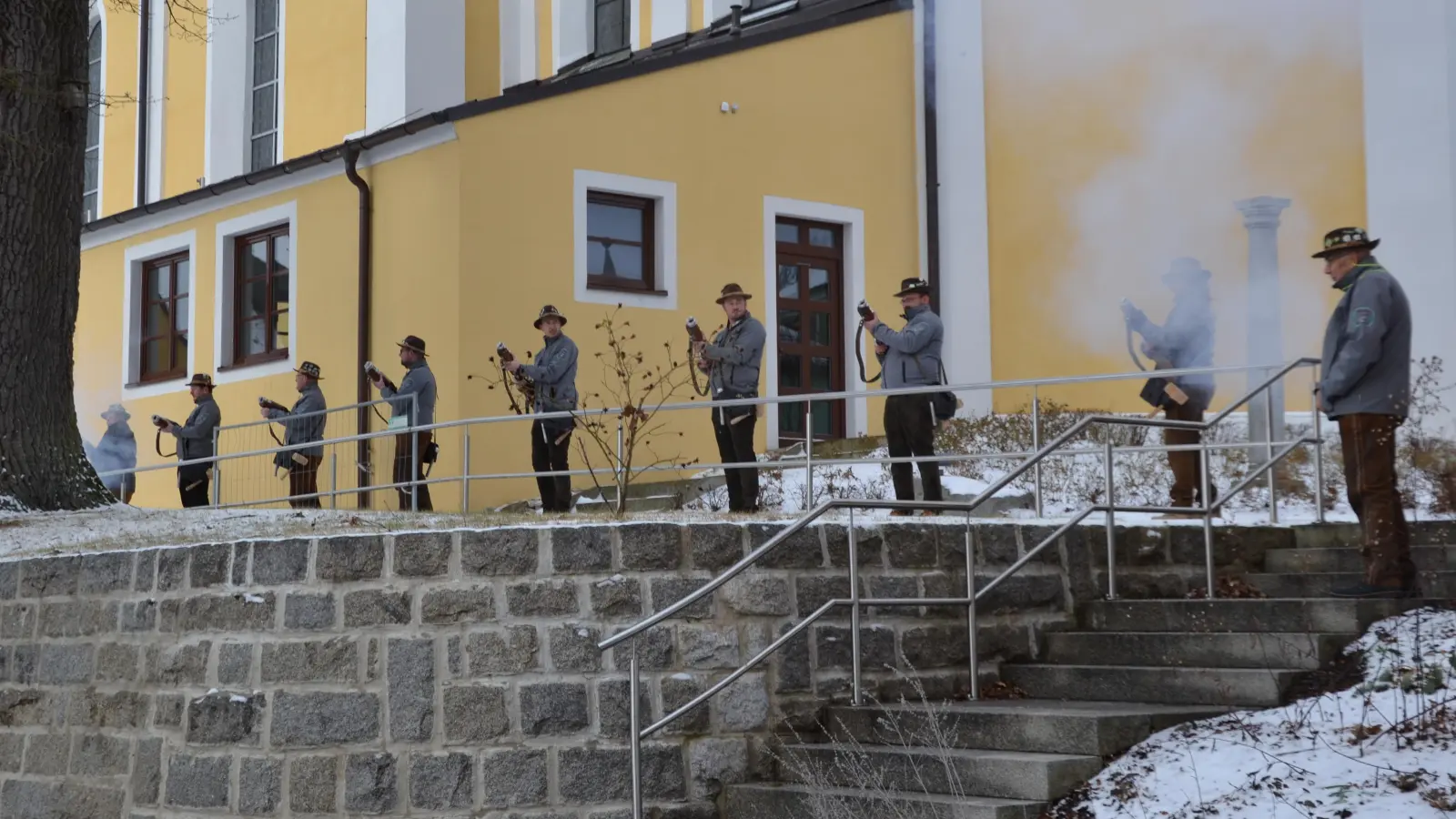 Die Moosbacher Böllerschützen schossen am Neujahrsmorgen auf dem Marktplatz in Moosbach das neue Jahr 2026 an. (Bild: Peter Garreiss)