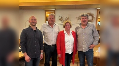 Ein Zeitabschnitt geht zu Ende. (von rechts) Martin Moller, Renate Müller und Rainer Roll ziehen sich beim TC zurück und geben ihre Ämter in jüngere Hände. Stefan Moos, der neu gewählte 1. Vorsitzende des TC Etzenricht freut sich auf seine neue Aufgabe. (Bild: Tina Moos)