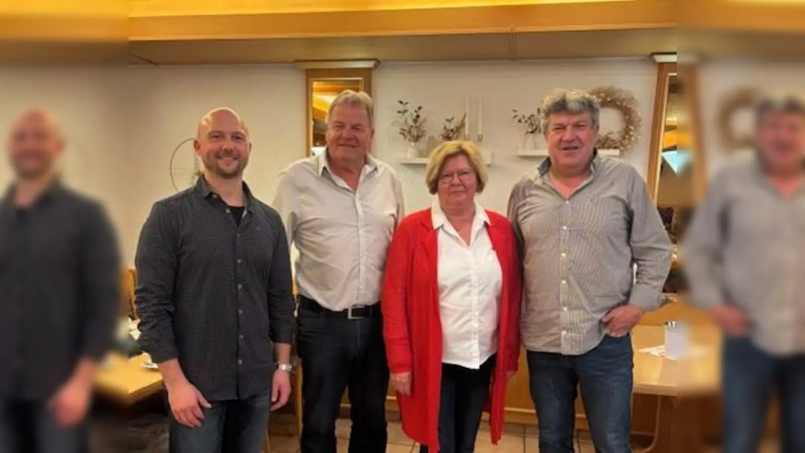 Ein Zeitabschnitt geht zu Ende. (von rechts) Martin Moller, Renate Müller und Rainer Roll ziehen sich beim TC zurück und geben ihre Ämter in jüngere Hände. Stefan Moos, der neu gewählte 1. Vorsitzende des TC Etzenricht freut sich auf seine neue Aufgabe. (Bild: Tina Moos)