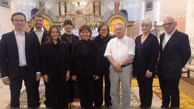 Die Sängerinnen und Sänger des „Ensemble Sonora” bei der Kirchennacht in Zadní Chodov mit Pfarrer Dr. Jiří Majkov (Bild: Florian Löw )