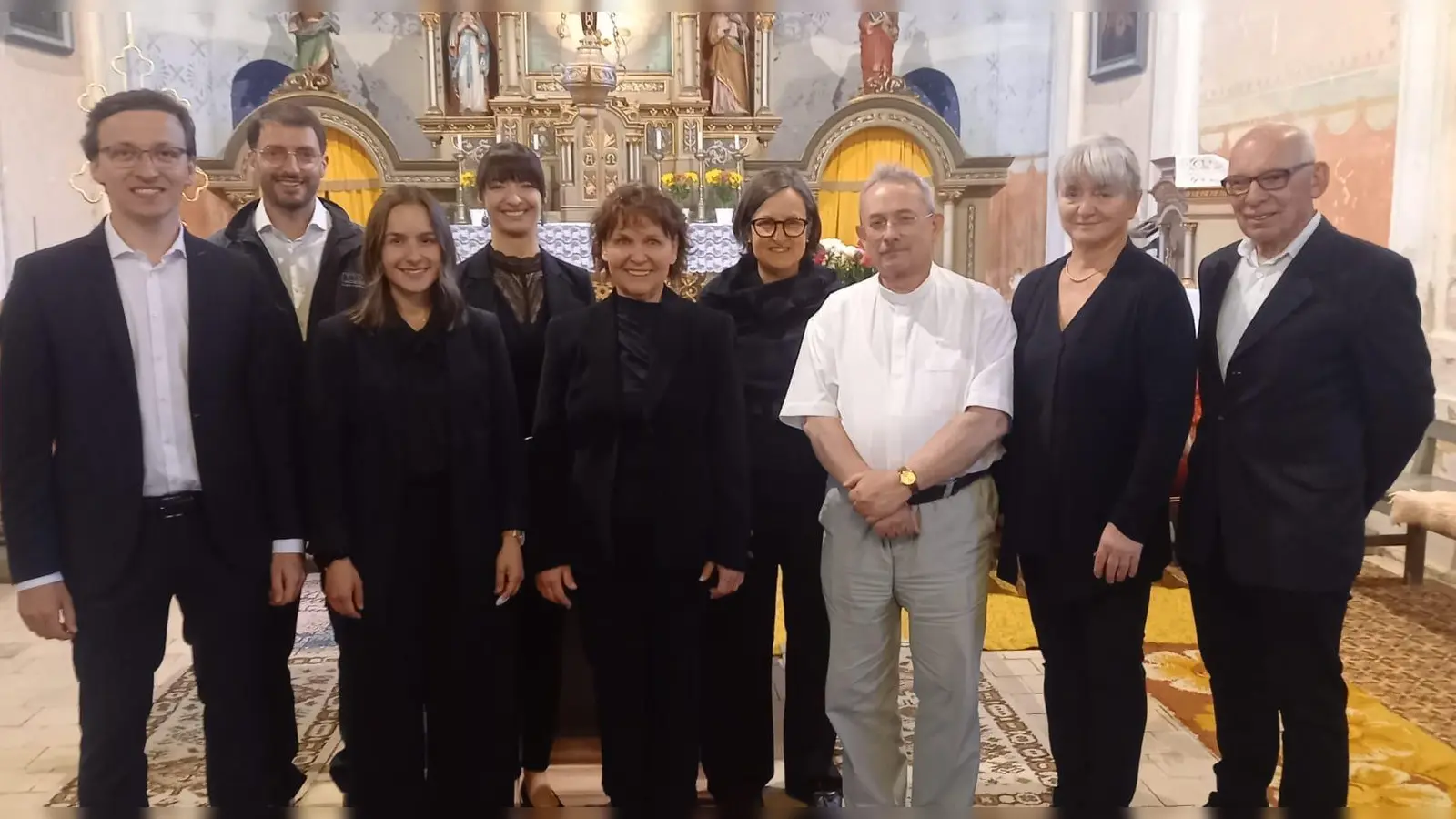 Die Sängerinnen und Sänger des „Ensemble Sonora” bei der Kirchennacht in Zadní Chodov mit Pfarrer Dr. Jiří Majkov (Bild: Florian Löw )
