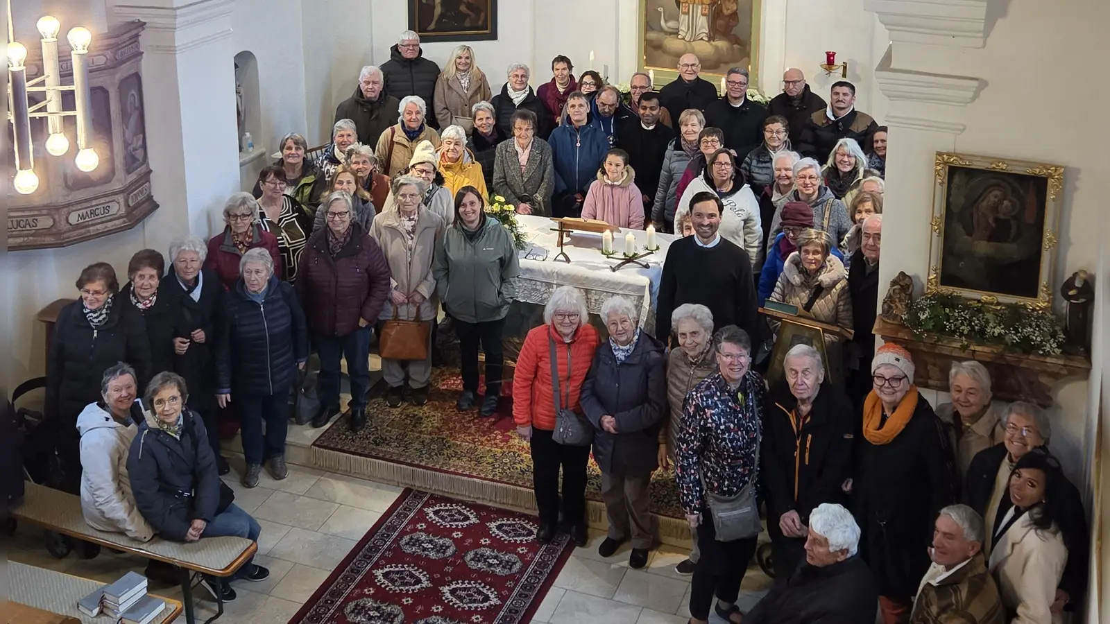 Die Teilnehmer der Martinifahrt in der Kapelle St. Martin in Hofsetten. (Bild: Manuel Häffner)
