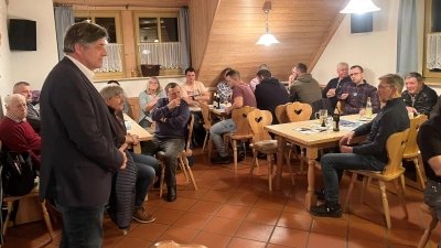 Beim Bürgergespräch in Gössenreuth gab Bürgermeister Edgar Knobloch Informationen, vorgebracht wurden auch Anregungen und Wünsche. (Bild: Gerald Morgenstern)