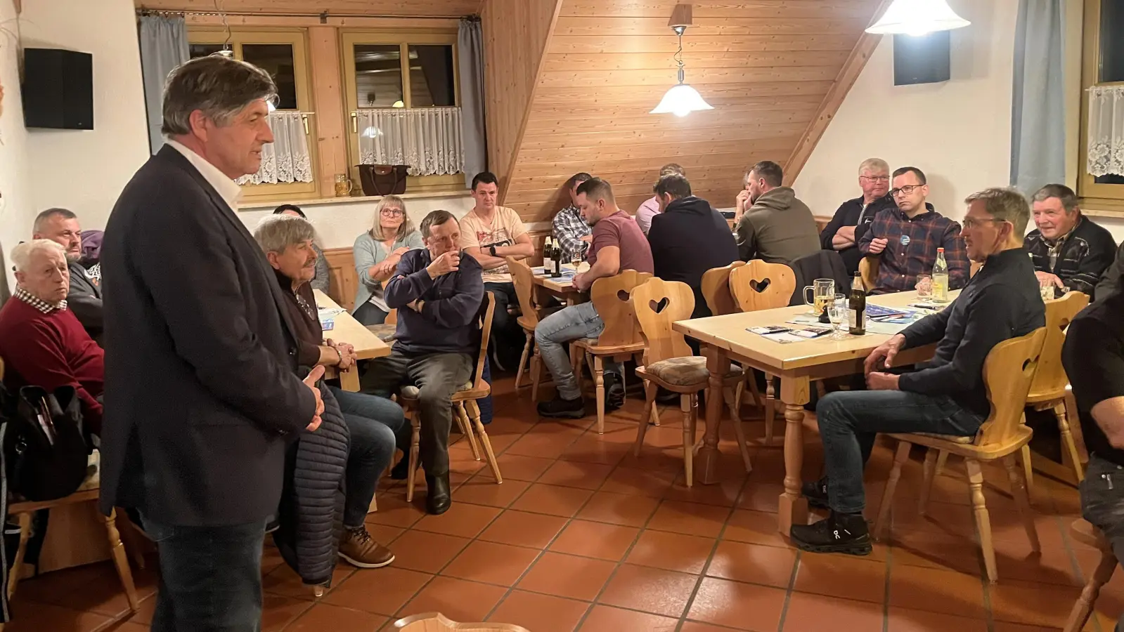 Beim Bürgergespräch in Gössenreuth gab Bürgermeister Edgar Knobloch Informationen, vorgebracht wurden auch Anregungen und Wünsche. (Bild: Gerald Morgenstern)