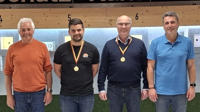 Die Sieger beim Vergleichschiessen der Ammerthaler Modellflieger, von links: Schießleiter Hans Meier, Andre Koller, Harald Liebl, Sprecher der Modellflieger Thomas Koller. (Bild: Stefan Neubauer)