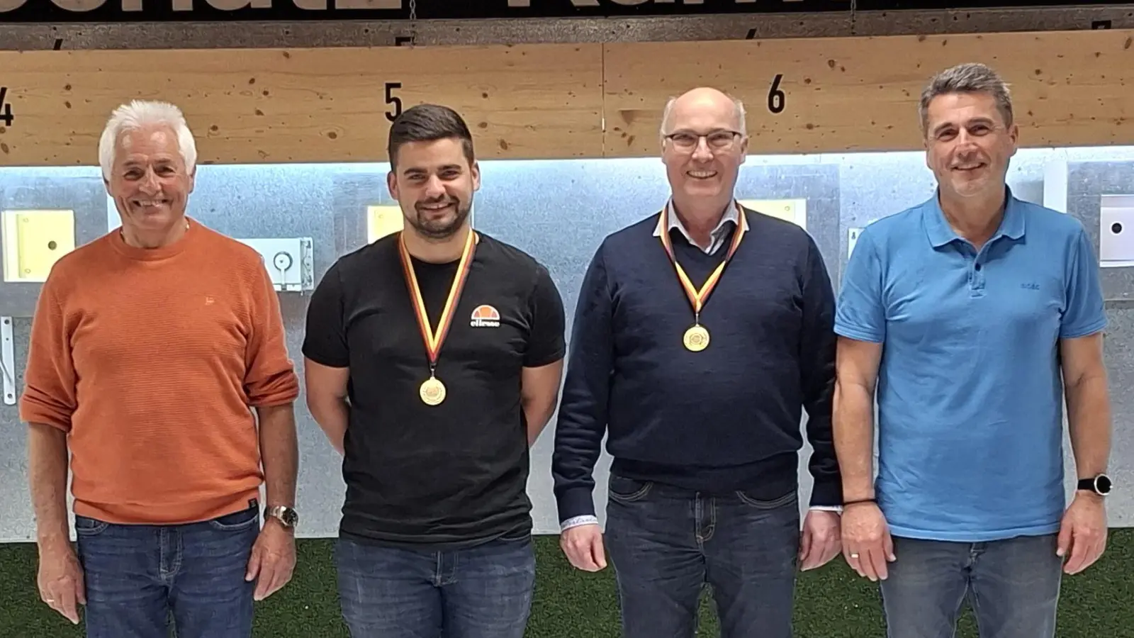 Die Sieger beim Vergleichschiessen der Ammerthaler Modellflieger, von links: Schießleiter Hans Meier, Andre Koller, Harald Liebl, Sprecher der Modellflieger Thomas Koller. (Bild: Stefan Neubauer)