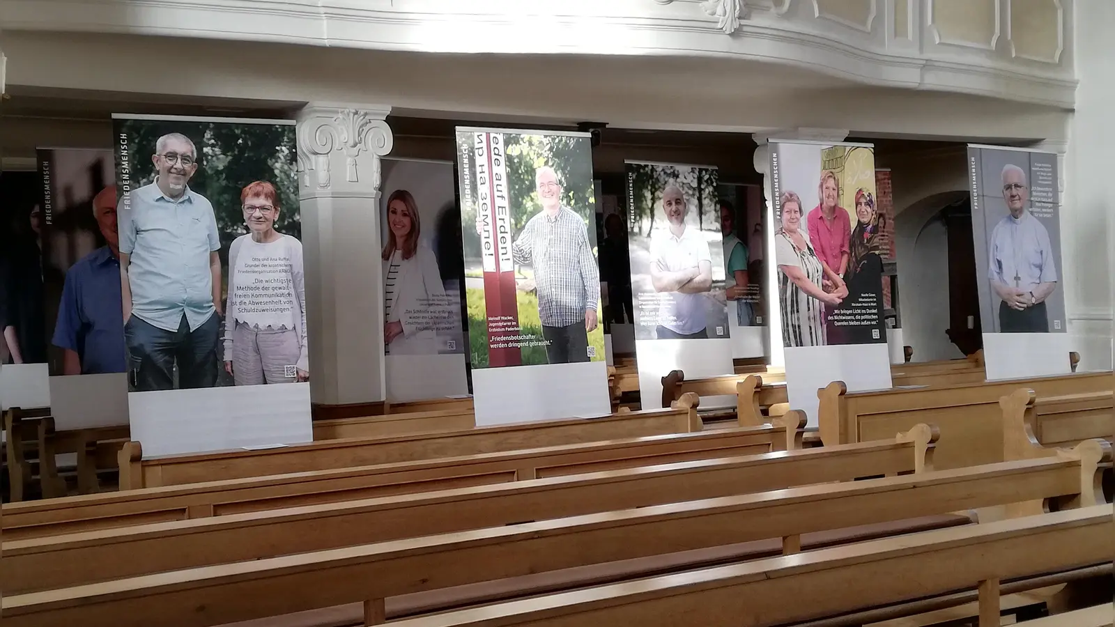 Ausstellung „Friedensmenschen“ in der Pfarrkirche Mariä Himmelfahrt Erbendorf.<br> (Bild: Martin Besold)