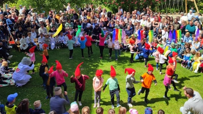 Darbietung der Kinder unter dem Motto „Wir sind nie zu klein, um großartig zu sein”. (Bild: Irmi Schmidt)