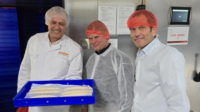 Wie entsteht das morgendlich Kipferl, scheinen Benjamin Zeitler und Albert Rupprecht gemau unter doe Lupe zu nehmen.  (Bild: Daniela Höhne)