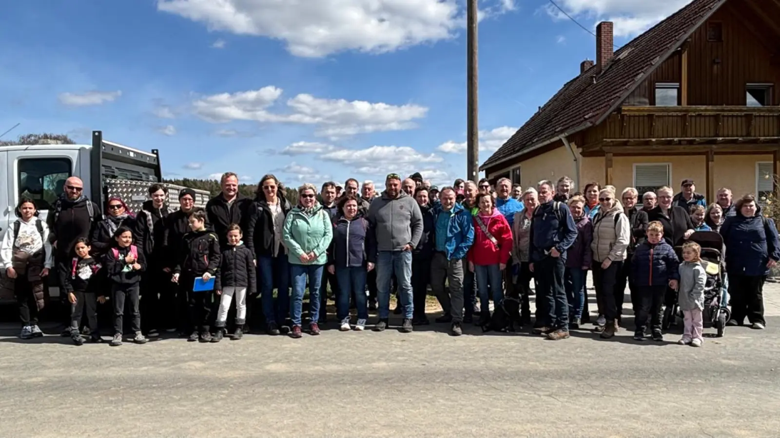 Die große Wandergruppe des OWV, die am Ostermontag zum Emmausgang von Lerau nach Altenstadt startete. (Bild: Andrea Krapf)