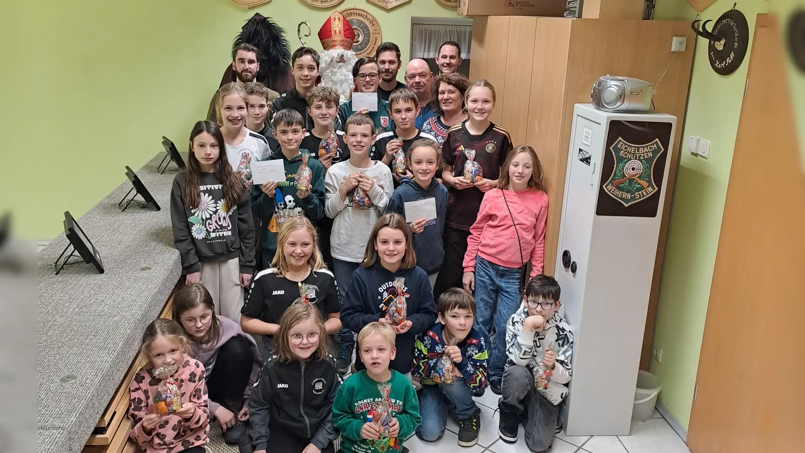 Beim Nikolausschießen gewann Luis Lindner in der Jugendklasse, sowie unsere Schützenliesl Katrin Schönl sich durch Würfeln an die Spitze in der Schützenklasse setzte. Dazu gratulierten besonders Schützenmeister Matthias Reis, sowie der Nikolaus und sein Knecht Rudolf.. (Bild: Hans Schlosser)