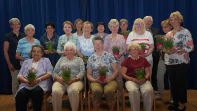 Das Bild zeigt die Jubilare des Frauenbunds St. Johannes - Herz Jesu mit den beiden Vorsitzenden Frau Doris Zeitler (links) und Renate Oswald (rechts) sowie dem Geistlichen Beirat Pfarrer Gottfried Schubach (3. von rechts). (Bild: Alois Schröpf)