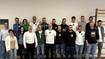 Die neu gewählte Vorstandschaft 2026. Von links oben: Markus Plössl (1. Jungendleiter), Sandra Plössl (Kassenprüferin), Thomas Ott (1. Kassier), Andreas Hausmann (Ausschussmitglied), Markus Mai (Ausschussmitglied), Matthias Plank (2. Kassier), Kilian Wiedenbauer (Ausschussmitglied), Tim Piehler (Ausschussmitglied), Andreas Plank (Schriftführer). Von links unten: Johannes Gebert (1. Vorsitzender), Martha Wiedenbauer (Kassenprüferin), Sandra Reng (Abteilungsleiterin Turnen &amp; Tanzen), Marcus Eichenmüller (1. Bürgermeister), Thomas Escherl (2. Jungendleiter), Otto Bernklau (2. Abteilungsleiter Fußball), Florian Graf (Ausschussmitglied), Maximilian Gebert (1. Abteilungsleiter Fußball), Manuel Rom (Abteilungsleiter Ski), Michael Schmidt (Abteilungsleiter Kraftsport), Alexander Grill (2. Vorsitzender).  (Bild: Andreas Plank)