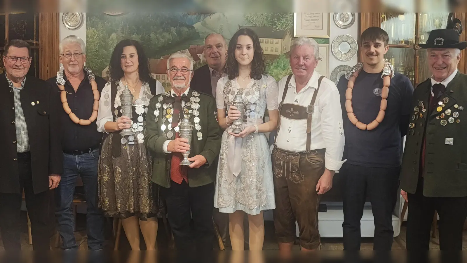 Anja Erl, Willibald Pausch und Isabel Erl (vorne, Dritte bis Fünfte von links) sind die neuen Könige bei den Adlerschützen Mitterhöll. Die Wurstketten sicherten sich Andreas Brünnig (Zweiter von links) und Jonah Lukas (Zweiter von rechts). Ihnen gratulierten Schützenmeister Alois Lukas, die Stadträte Hans Forster und Wolfgang Pausch sowie Stadtverbands-Ehrenpräsident Herbert Tischler (von rechts).  (Bild: luk)