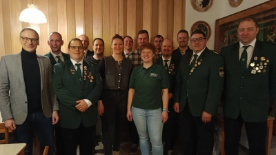 v.l.n.r.: Bürgermeister Bernd Sommer, Felix Wührl, Uwe Friedrich, Florian Greil, Stefan Peterhans, Franziska Kraus, Martin Kraus, Alexander Schicker, Christina Kraus, Stefan Ernstberger, Markus Peterhans, Lukas Schicker, Bernhard Ernstberger, Max Ernstberger. (Bild: Bernhard Ernstberger)