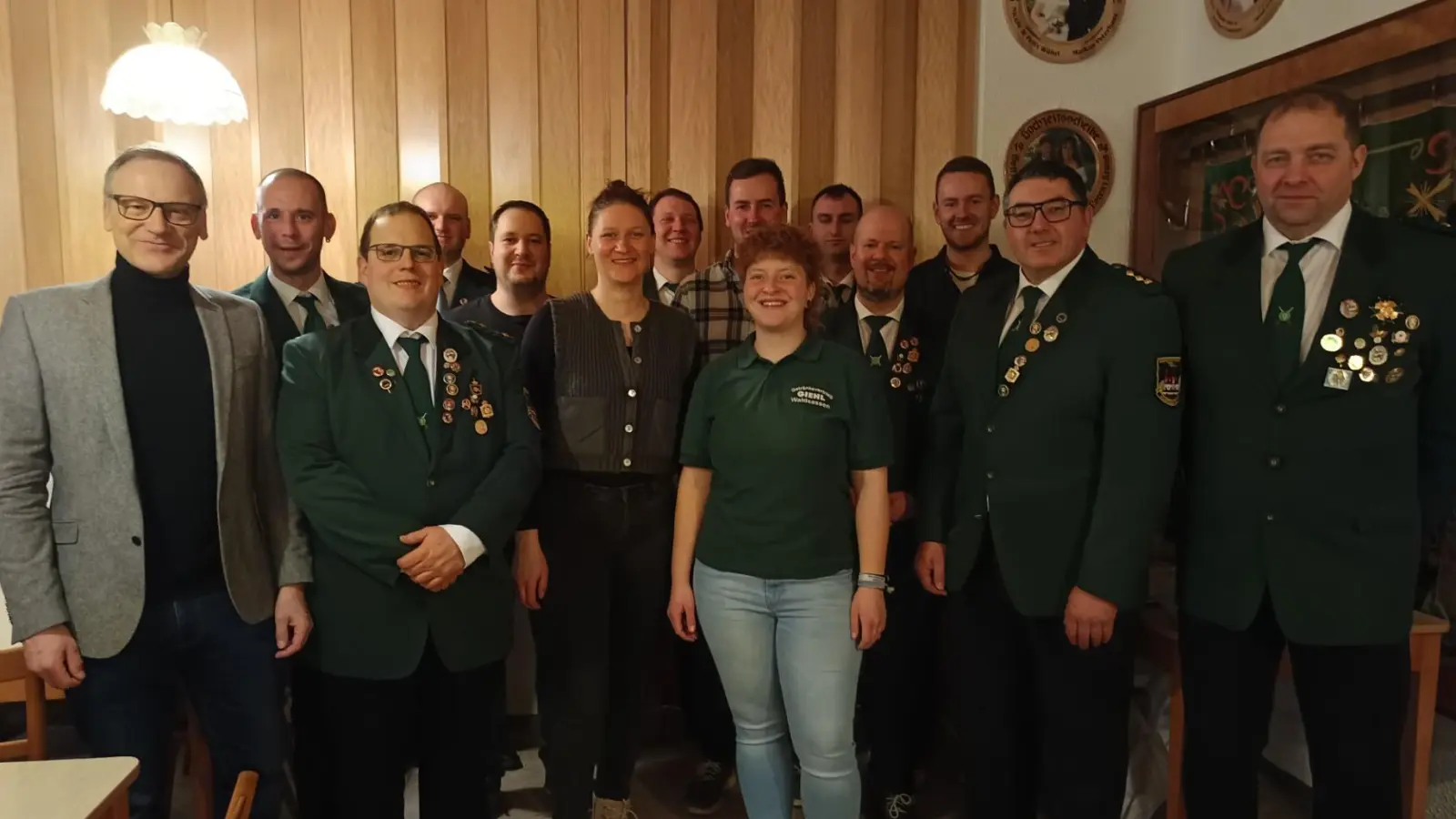 v.l.n.r.: Bürgermeister Bernd Sommer, Felix Wührl, Uwe Friedrich, Florian Greil, Stefan Peterhans, Franziska Kraus, Martin Kraus, Alexander Schicker, Christina Kraus, Stefan Ernstberger, Markus Peterhans, Lukas Schicker, Bernhard Ernstberger, Max Ernstberger. (Bild: Bernhard Ernstberger)