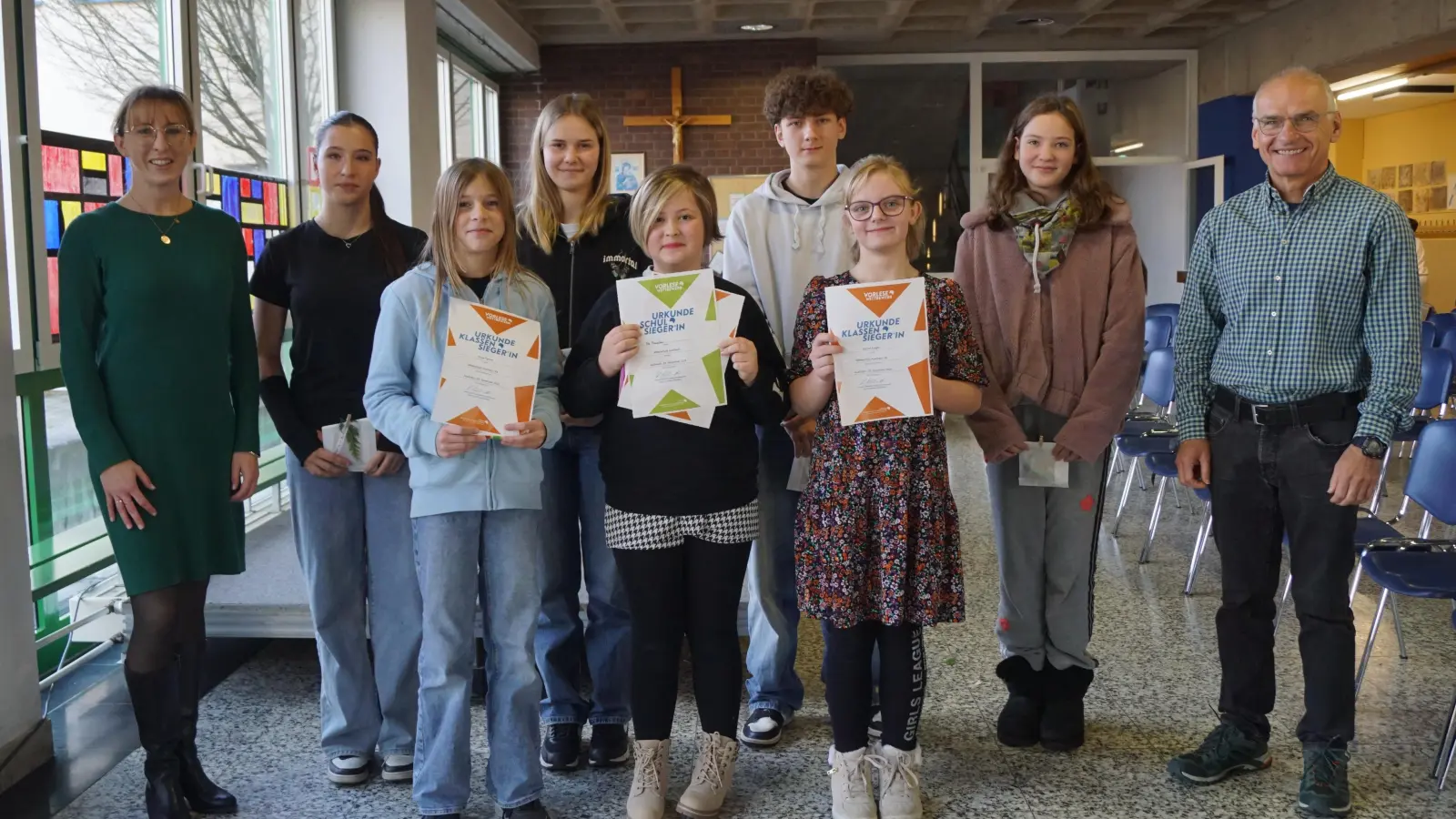 Die besten Leser der 6. Klassen der Mittelschule sind (vorne v.l.) Fenja Fischer, Pia Rauscher und Miriam Kugler. Mit im Bild die Jurymitglieder, Organisatorin Kristina Steiner (l.), Vorjahressiegerin Isabella Regler (2.v.r.) sowie Werner Schnödt (r.) als Vertreter der Lesepaten und der Stadtbücherei. (Bild: Brigitte Grüner )
