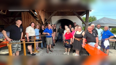 zahlreiche Helferinnen und Helfer trugen zum großen Erfolg des Backofenfestes in Angfeld bei (Bild: Norbert Weis)