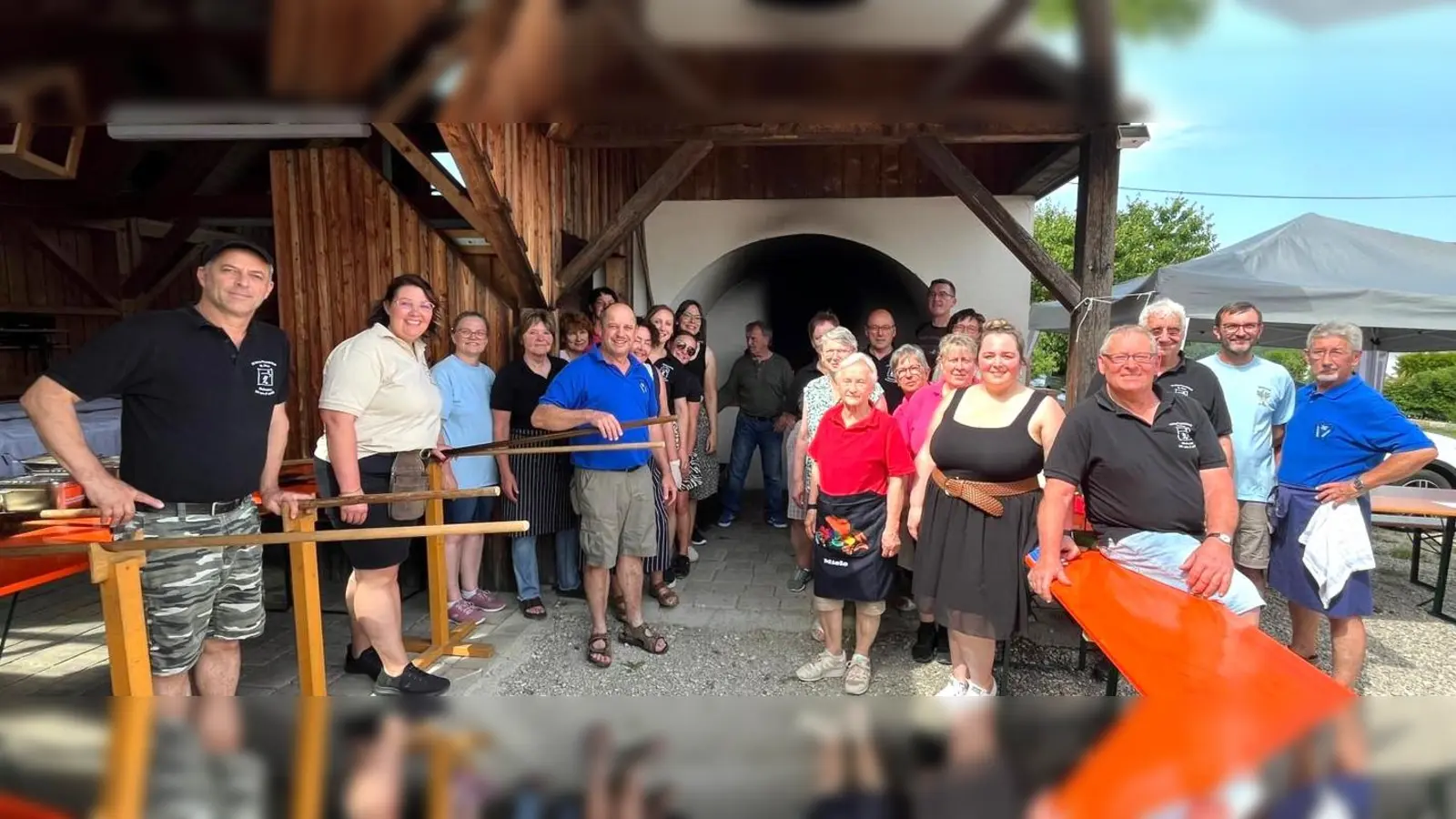 zahlreiche Helferinnen und Helfer trugen zum großen Erfolg des Backofenfestes in Angfeld bei (Bild: Norbert Weis)