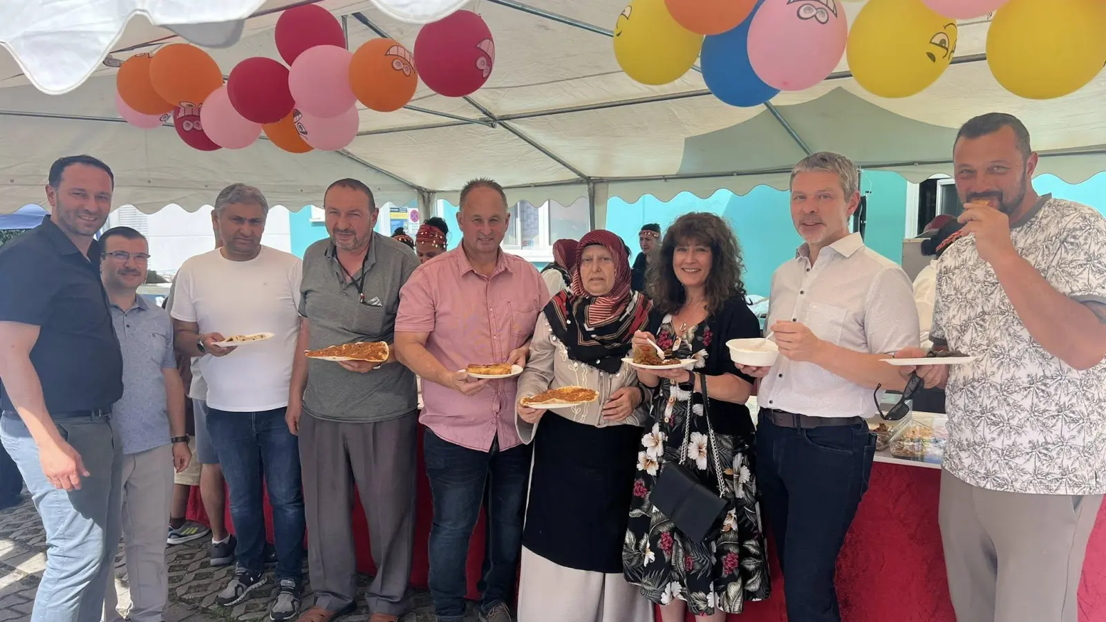 Leckeres Essen und Gespräche beim Fest der türkisch-muslimischen Gemeinde Schwandorf: Ferdi Eraslan, Imam İrfan Işık, Hakkı Torlakci, Mustafa Eraslan, Stefan Mändl, Serife Eraslan, Daniela Wopperer und ihr Mann, der 2. Bürgermeister von Schwandorf Andreas Wopperer, sowie Stadtrat Christian Eimer (von links). (Bild: Thomas Dobler)